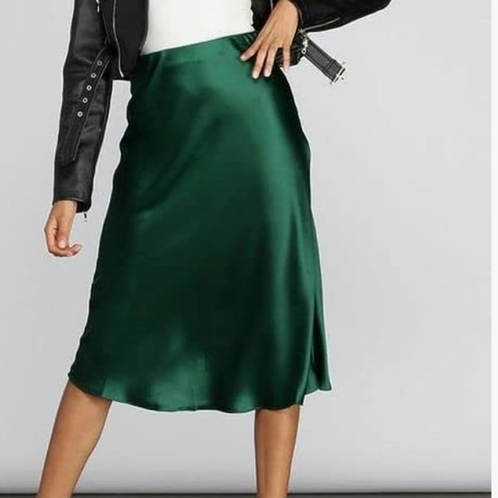 Women's emerald green midi size extra small skirt, NWT